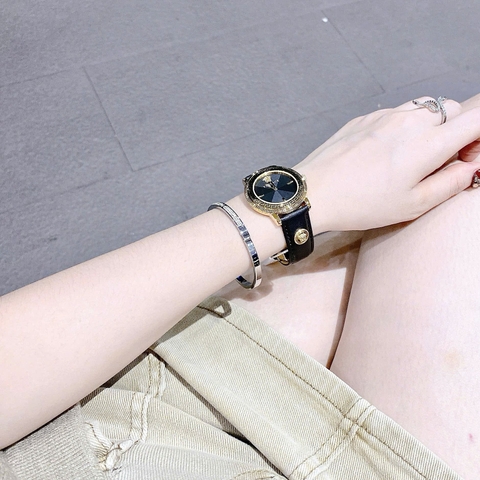 Versace Tribute |Nữ Giới |Vàng Gold |Dây Da Đen Đính Logo |Máy Pin (Quartz) |Size 35mm