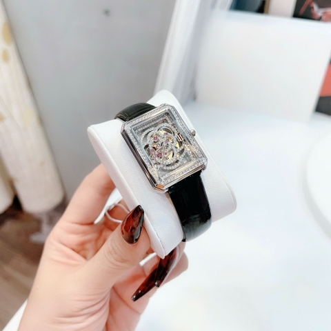 Xcer Mặt Chữ Nhật |Nữ Giới |Đính Đá Bông Hoa |Silver |Dây Da Đen |Máy Pin (Quartz) |Size 32mm