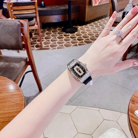 Xcer Mặt Oval |Nữ Giới |Đính Đá |Trắng Silver |Dây Cao Su Đen |Máy Pin (Quartz) |Size 36mm