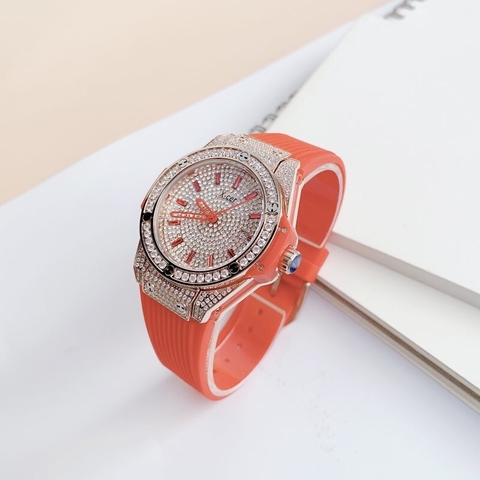 Xcer Tựa Hublot |Nữ Giới |Full Đá Rose Gold |Dây Cao Su Đỏ |Máy Pin (Quartz) |Size 34mm