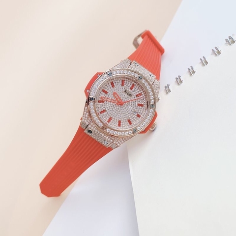Xcer Tựa Hublot |Nữ Giới |Full Đá Rose Gold |Dây Cao Su Đỏ |Máy Pin (Quartz) |Size 34mm