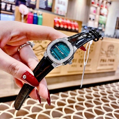 Xcer Tựa Patek Philippe |Nữ Giới |Mặt Vuông |Xanh Lá |Dây Da Đen |Máy Pin (Quartz) |Size 30mm