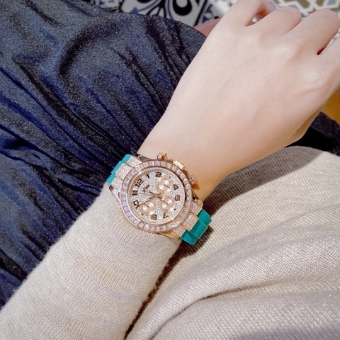 Xcer Tựa Rolex |Nữ Giới |Full Đá Rose Gold |Dây Silicone Xanh Lá |Máy Pin (Quartz) |Size 38mm