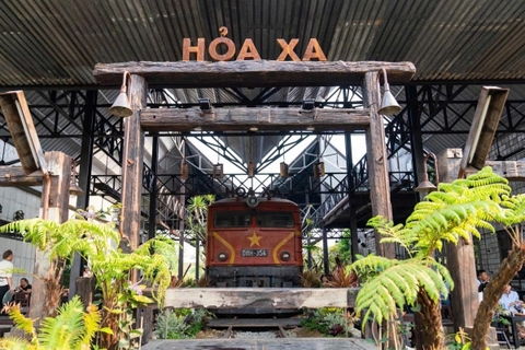 Quán cà phê cho khách ngắm tàu hỏa chạy qua ở ga Huế