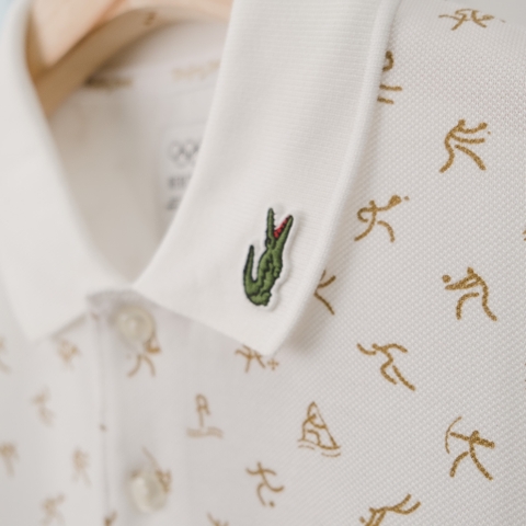 Áo Polo LACOSTE trắng hoạ tiết vàng, logo cổ trái