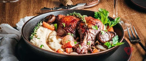 Món ăn gà nấu rượu vang đỏ cổ điển - Coq Au Vin