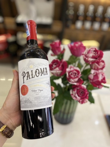 Rượu vang và hoa hồng một sự kết hợp hoàn hảo