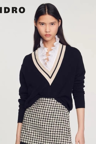 Áo len Sandro đen cổ V cải màu kem