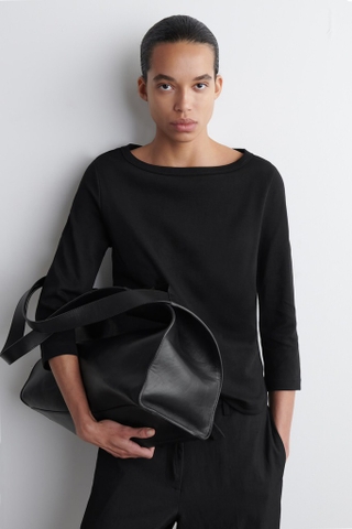 Áo thun COS đen dài tay đuôi tôm nhẹ