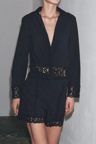 Sơ mi ZARA đen ren dập