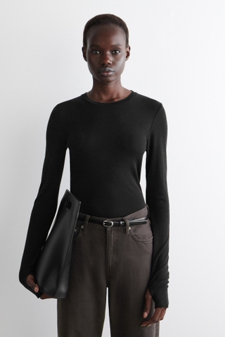 Áo thun COS đen dài tay 2 màu viền cổ