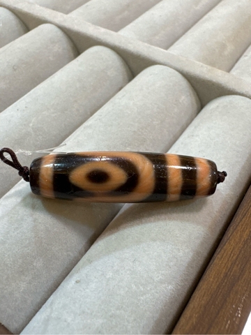 Dzi 2 mắt thân chu sa đỏ hành giả