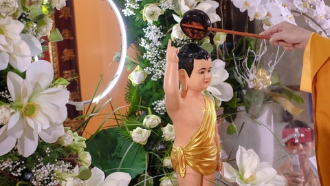 Công Đức Khó Nghĩ Bàn Của Việc Tắm Phật