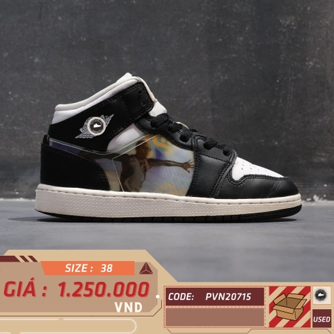 AIR JORDAN 1 MID GS 'HOLOGRAM' DR9495 001 SIZE 38 GIÀY 2HAND CHÍNH HÃNG PVN20715