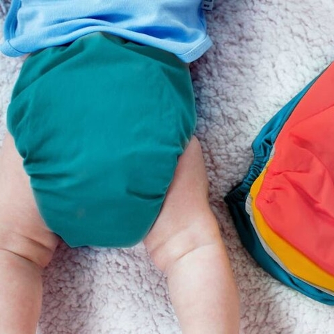 Bé sơ sinh nên dùng bỉm dán hay tã vải?