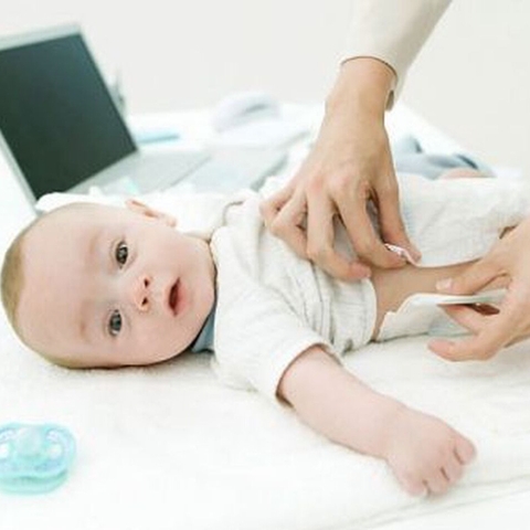 Có nên mặc bỉm cho bé sơ sinh cả ngày không?