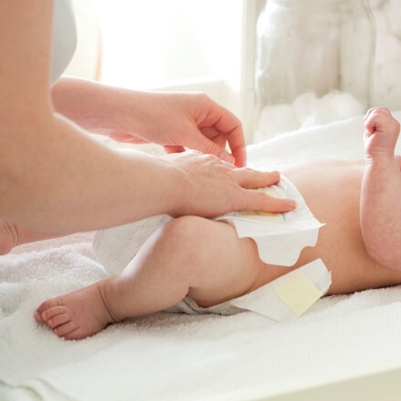 Những lưu ý thay bỉm cho bé sơ sinh mà ba mẹ nên biết