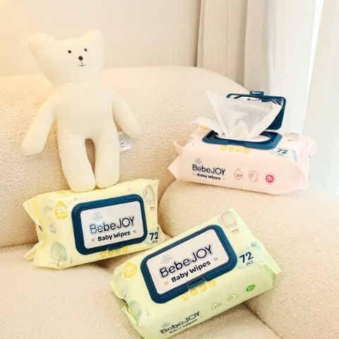 Bé sơ sinh nên dùng khăn ướt hay giấy khô để vệ sinh hàng ngày?