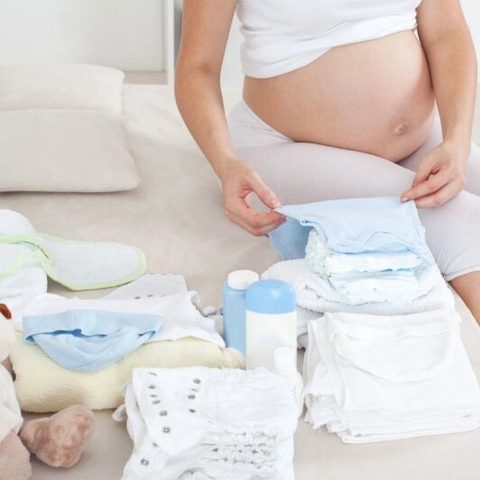 Bé sinh vào mùa nóng, mẹ cần chuẩn bị đồ đi sinh như thế nào?