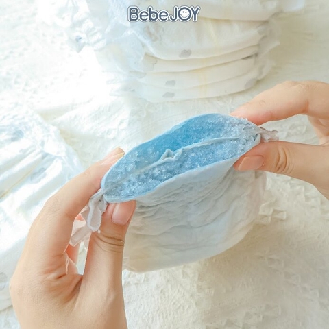 Bỉm BebeJOY thấm hút có nhanh không? Bé tè nhiều có dùng được bỉm BebeJOY không?
