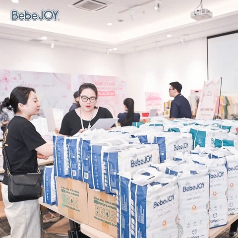 Bé sinh non nên dùng bỉm hay miếng lót?