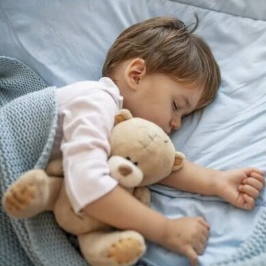 Bé ra nhiều mồ hôi khi ngủ và cách xử lý giúp con có một giấc ngủ ngon