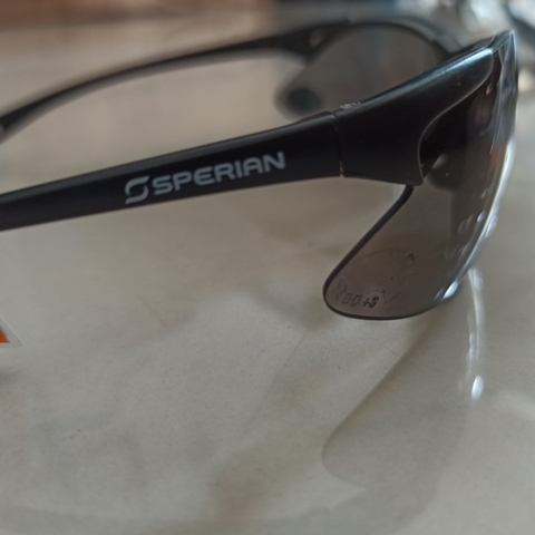 Kính chống nắng chống bụi