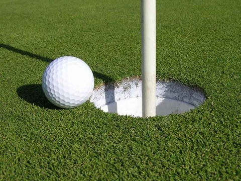 What is the standard golf hole diameter according to USGA and R&A?
