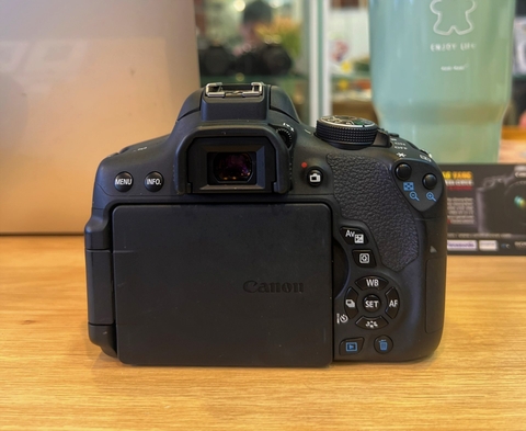 CANON 750D