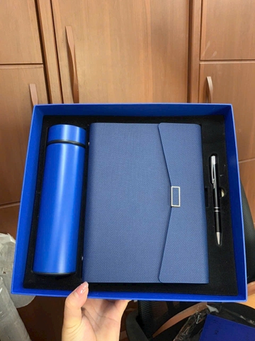 Hộp quà tặng sổ tay, sổ ghi chép cuộc họp kèm Bình in khắc tên, logo thương hiệu làm quà tặng doanh nghiệp, quà tặng sự kiện