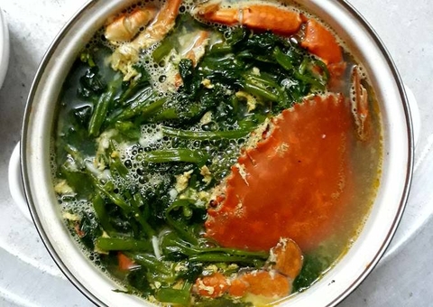 Cua nấu rau muống