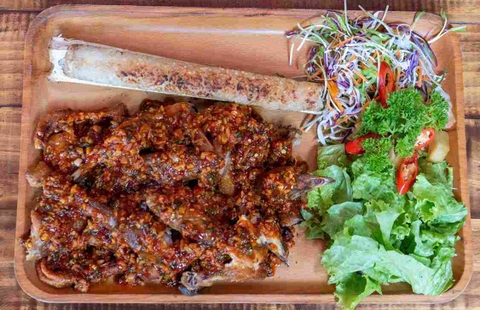 Gà tre xối tỏi cay kiểu thái (kèm cơm lam)