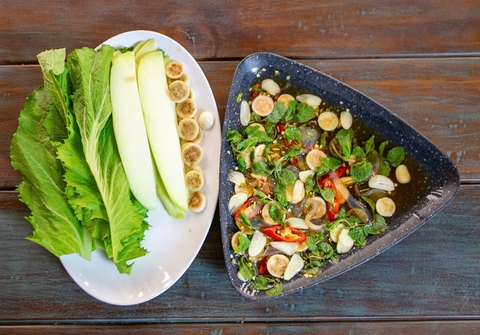 Sứa ngâm mắm cà, ớt cuộn cải xanh