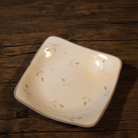 Đĩa mộc vuông sâu lòng vẽ hoa (triện đáy)