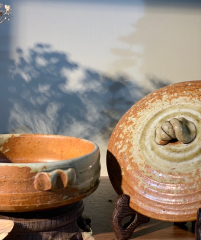 Thố có nắp men nâu loang rêu