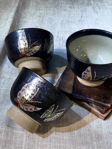 Chén trà đen vẽ bướm