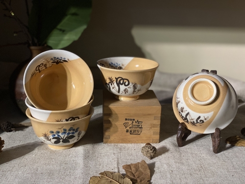 Chén trà men rạn màu cam hoa xanh