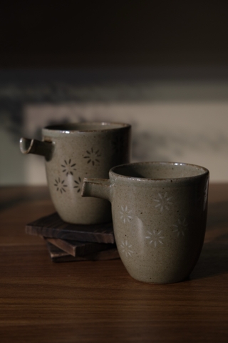 Cốc rót men tiêu hoa nhí