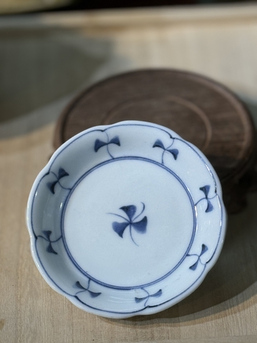 Đĩa chấm viền cánh hoa