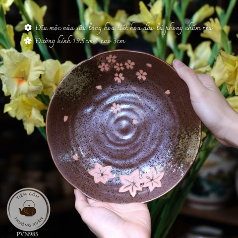 Đĩa mộc nâu sâu lòng họa tiết hoa đào lá phong chấm rêu