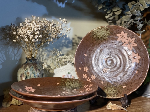 Đĩa sâu lòng họa tiết hoa đào chấm rêu