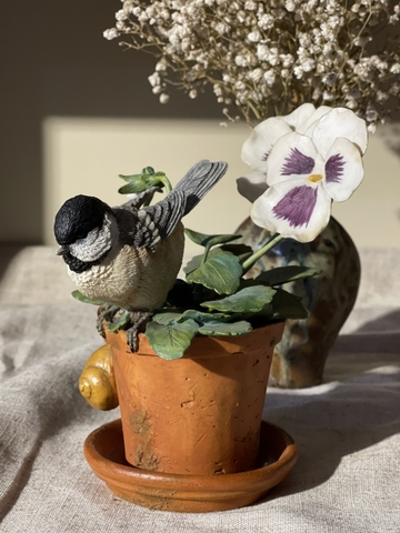 Tượng chim bằng gốm decor Coal tit on pansy