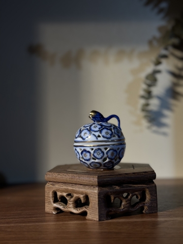 Xông trầm vẽ tay men lam mạ vàng