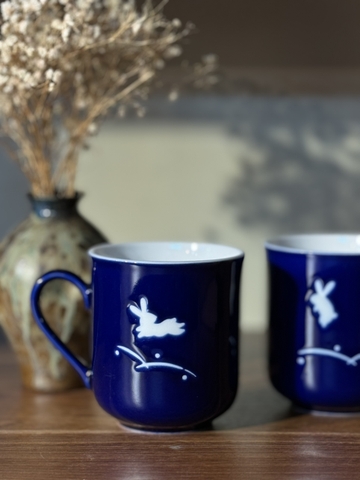 Cốc men lam họa tiết thỏ chơi trăng