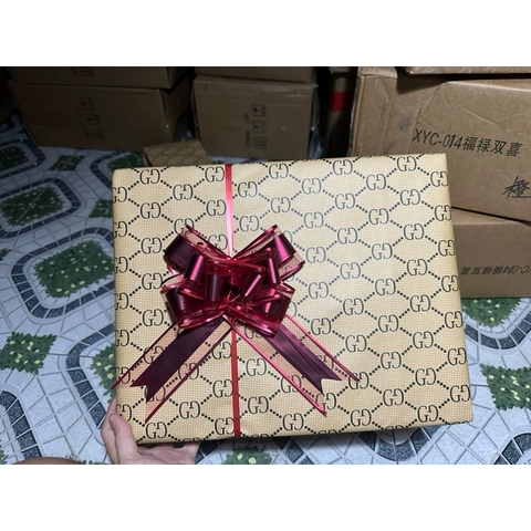 Dịch vụ gói quà (chỉ gói đơn hoả tốc) và khách mua tượng bên shop.