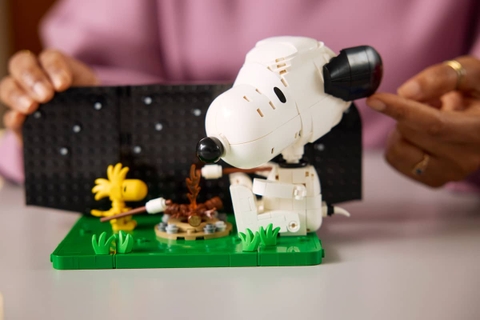 LEGO IDEAS Peanuts: Snoopy's Doghouse 21368