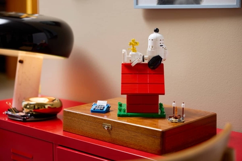 LEGO IDEAS Peanuts: Snoopy's Doghouse 21368