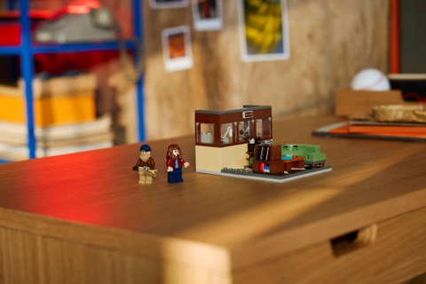 LEGO Stranger Things WSQK Radio Station 40891