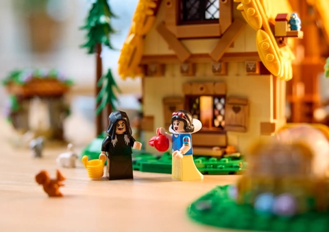 LEGO Snow White and the Seven Dwarfs' Cottage 43242