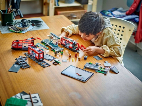 Lego Downtown Streetcar and Station 60423